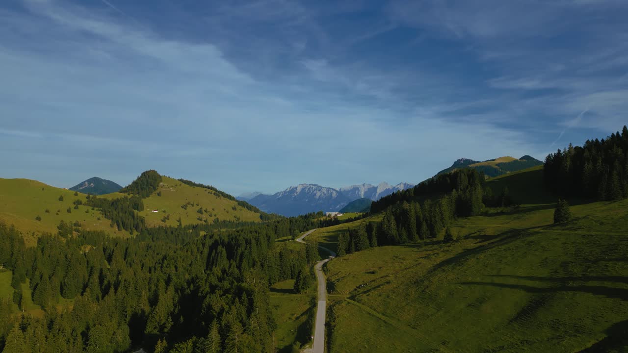 bávaros austriacos sudelfeld wendelstein alps picos montañosos con románticos y exuberantes prados de hierba verde y vista panorámica de la carretera