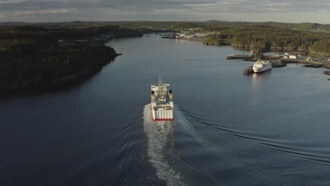 dolly right, showing back of ferry coming into dock