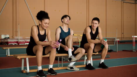 Jóvenes-Relajándose-En-El-Gimnasio