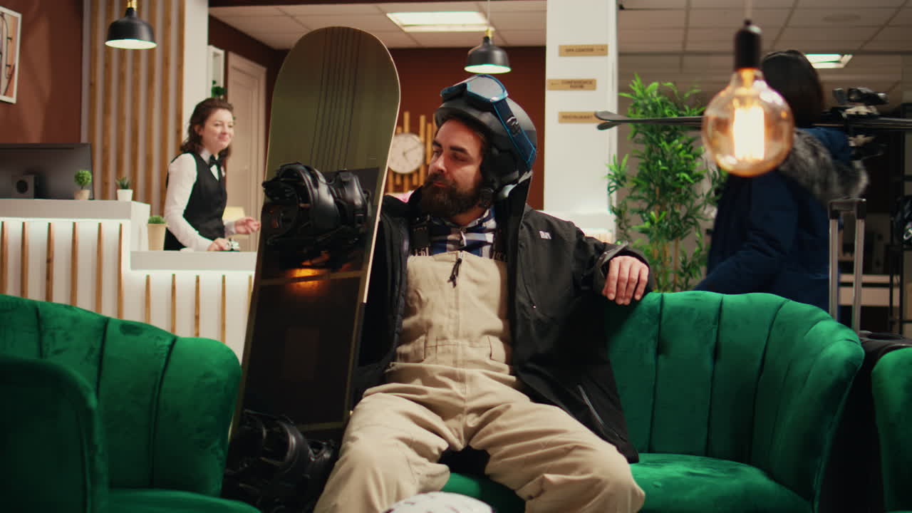 고산지대를 여행하는 강한 남자