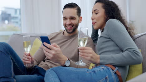 Man,-woman-and-champagne-on-sofa