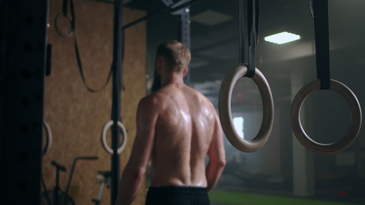 체육관 에서 집중적 인 운동 을 한 후 휴식 하는 지친 젊은 남자 들. 지친 남성 운동 선수 는 훈련 을 한 후 휴식 을 하고 있다. 체육관 에서 체육 을 한 후 얼굴 에서 물방울 이 흘러나오고 있다