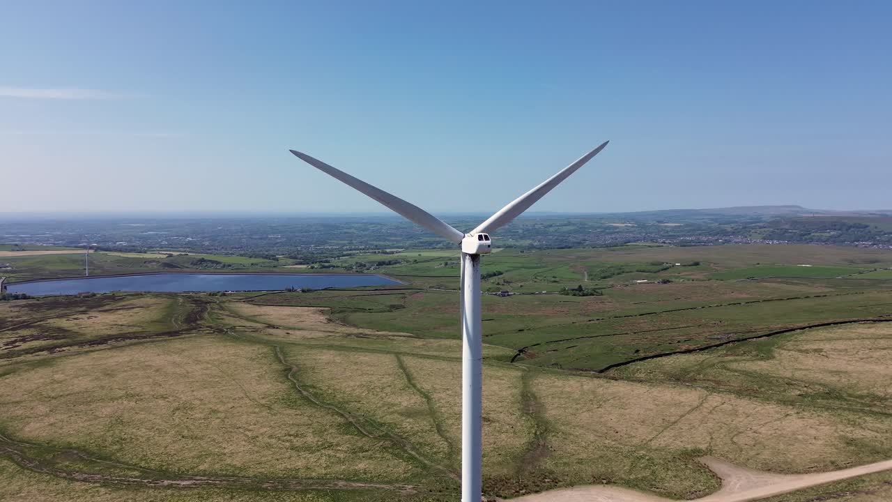 Vista aerea di un parco eolico per produrre energia pulita, rinnovabile e sostenibile, con obiettivo zero emissioni.