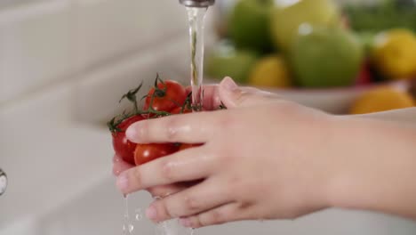 Handansicht-Einer-Frau,-Die-Frische-Und-Biologische-Tomaten-Wäscht/rzeszow/Polen