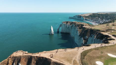 Die-Klippen-Von-Etretat,-Frankreich.-Von-Oben-Gesehen