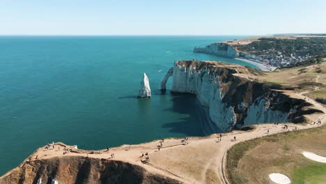 los acantilados de etretat, francia. visto desde arriba