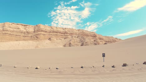 Bewegender-Blick-Auf-Die-Wüstenlandschaft-Mit-Felsformationen-In-Chile-In-Einem-Auto