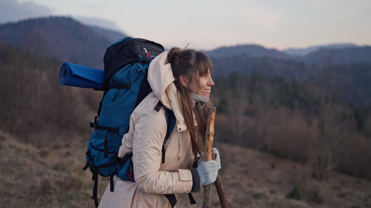 женщина, гуляющая в горах.