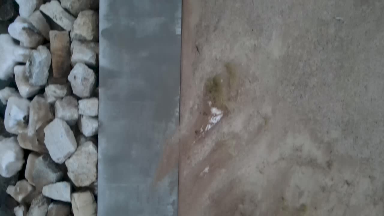 inclinándose desde el ojo de pájaro para mostrar la tormenta de hielo derritiéndose en una ola de calor a mediados de diciembre en el lago michigan