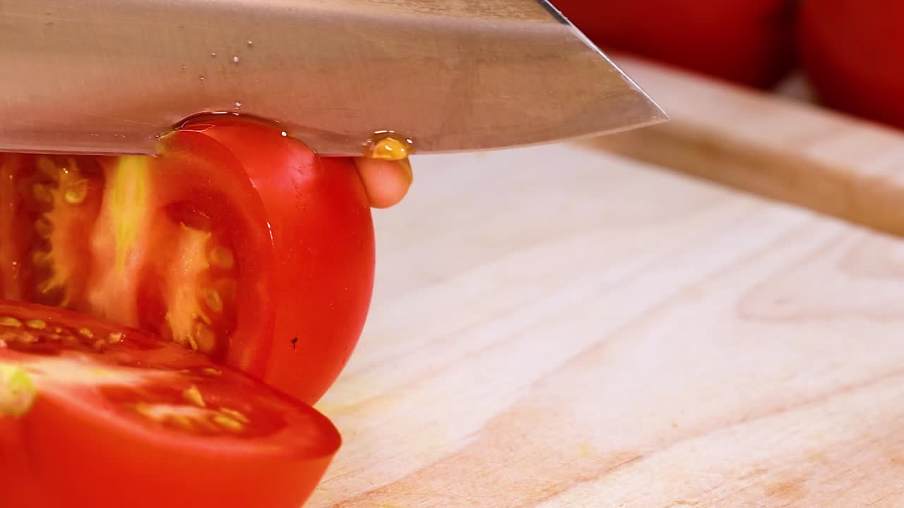 토마토를 잘라내는 것