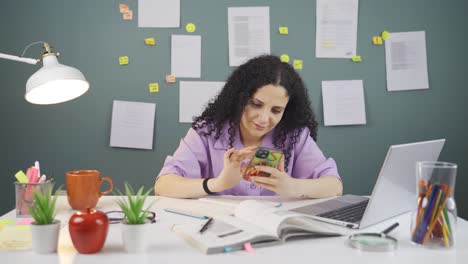 estudiante adicta al teléfono.