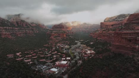 Majestuosos-Acantilados-De-Arenisca-Roja-Rodeados-Sobre-La-Ciudad-Turística-De-Sedona-En-Arizona,-EE.UU.