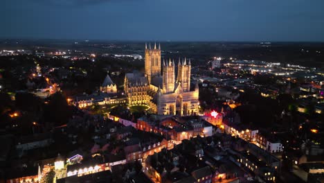 video de avión no tripulado de la catedral de lincoln, un punto de referencia del reino unido, al anochecer, con su majestuosa arquitectura gótica iluminada