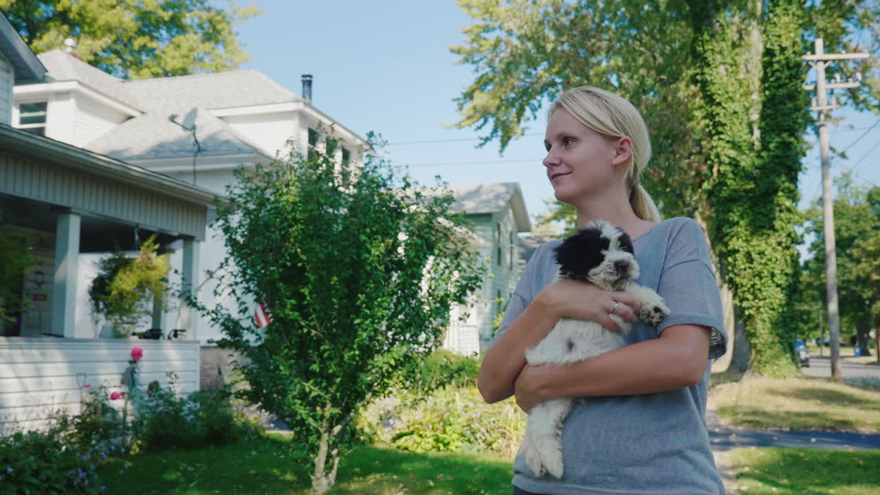 강아지와 함께 젊은 여자