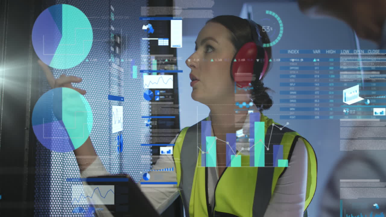 animación del procesamiento de datos sobre diversos ingenieros y ingenieras que trabajan en la sala de servidores