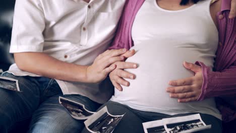 la pareja embarazada siente amor y se relaja en casa.