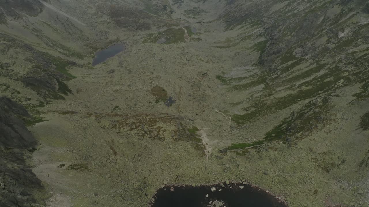 impresionantes paisajes de la cordillera cerca de la cascada skok y hruby vrch high tatras en eslovaquia - toma aérea