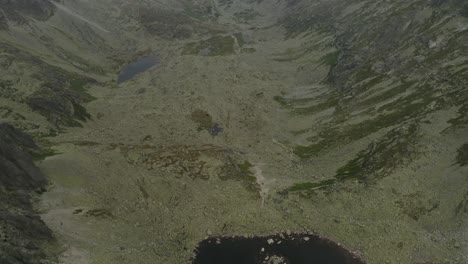 Impresionantes-Paisajes-De-La-Cordillera-Cerca-De-La-Cascada-Skok-Y-Hruby-Vrch-High-Tatras-En-Eslovaquia---Toma-Aérea