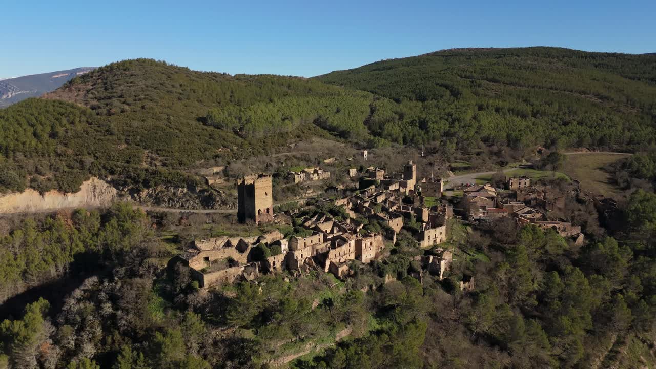 drone general alejándose movimiento de la aldea abandonada de ruesta, españa