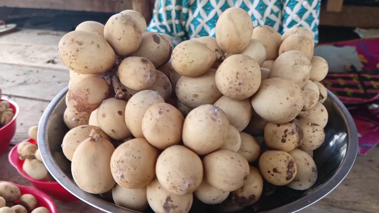 Frutti di Duku in vendita a bordo strada, primo piano.