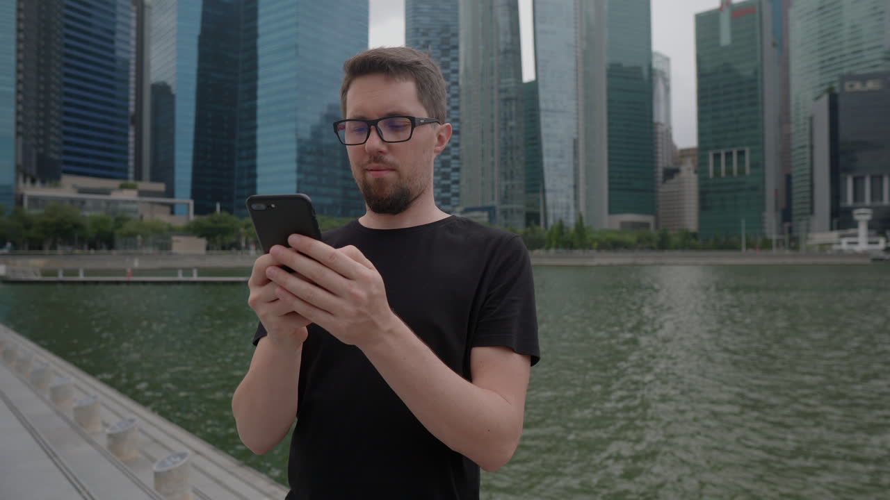 도시에서 스마트폰을 사용하는 남자