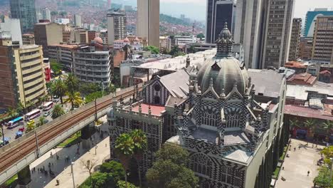 impresionante foto aérea reveladora de la plaza botero en el centro de medellín, colombia