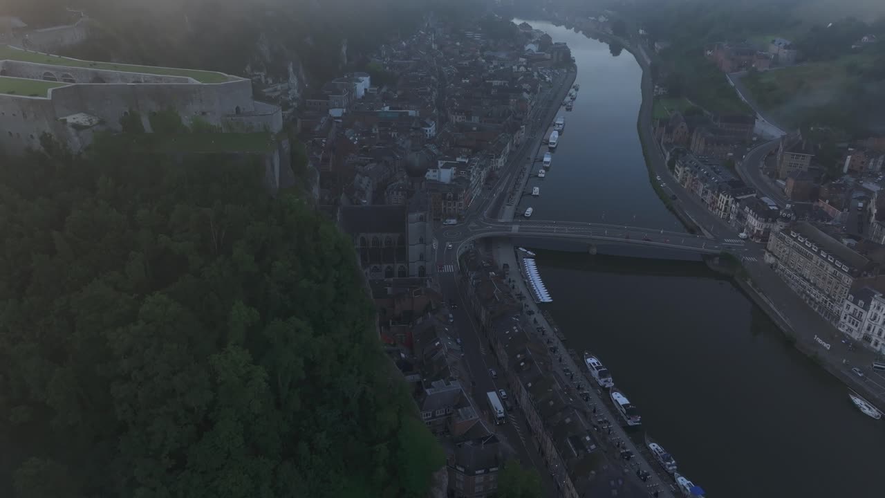 벨기에의 디난트 시의 무인 항공기 사진, 안개가 가득한 해가 뜨는 동안