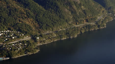 El-Hermoso-Y-Tranquilo-Paisaje-Del-Océano-Azul-Tranquilo-Y-La-Autopista-Del-Cielo-En-Vancouver---Toma-Aérea