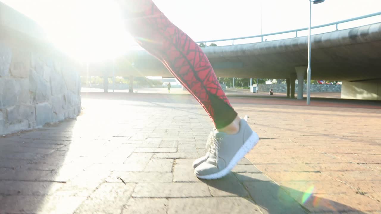 푸시업 4k를 하는 적합한 젊은 여성