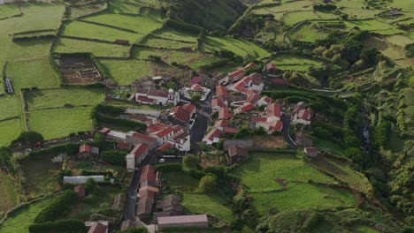 Toma-Panorámica-Lateral-Del-Pueblo-De-Mosteiro-En-Flores-Azores---Toma-De-Drone