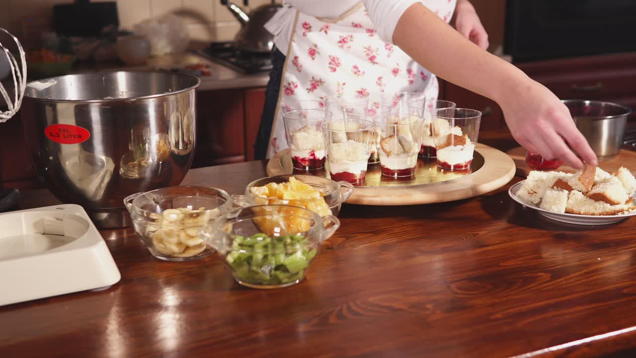 계층적 인 디저트를 준비 하는 여자