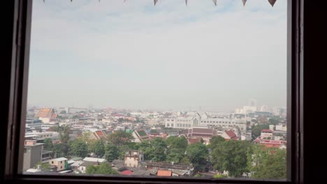 4K-Bangkok-Blick-Durch-Ein-Fenster-Vom-Tempel-Wat-Saket-In-Thailand