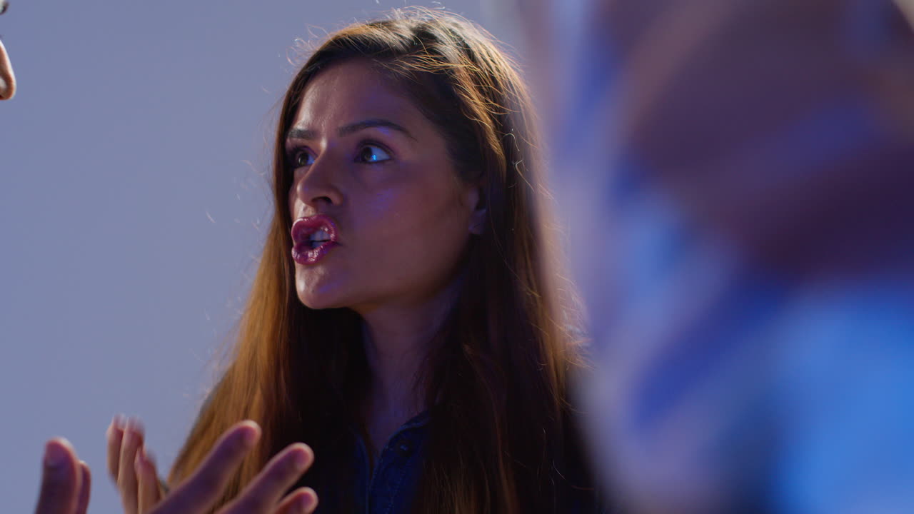 남성과 여성 배우가 촬영장에서 영화 또는 비디오 장면을 촬영하는 클로즈업