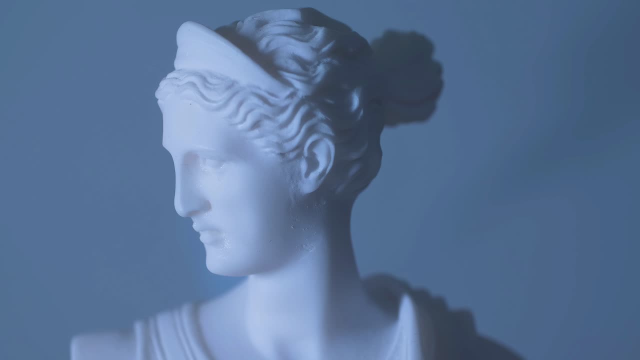 그리스 신 아르테미스의 회전하는 동상이 따뜻한 빛에