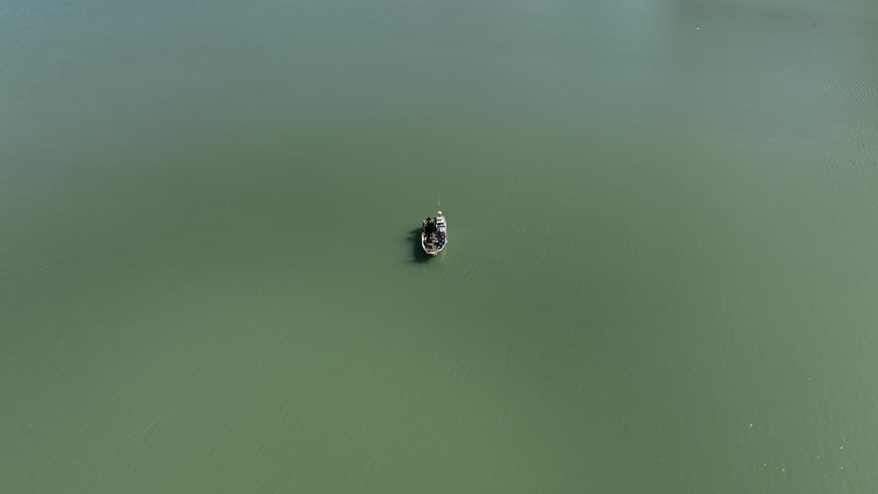 빛나는  ⁇ 빛 에 빛나는 에메랄드 녹색 물 위 에 떠다니는 작은  ⁇ 시 보트 를 공중 에서 볼 수 있다