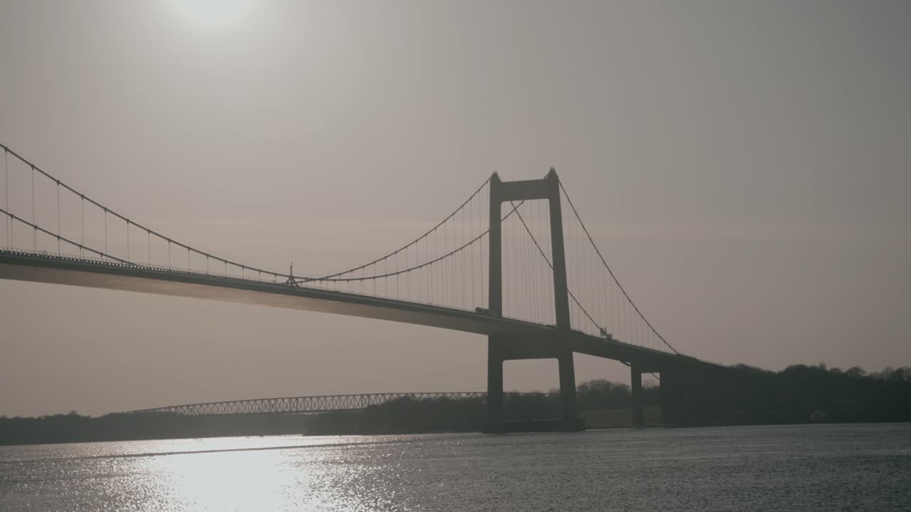 Vista al rallentatore di un'autostrada in Danimarca. Ponte di Lillebælt vicino a Middelfart