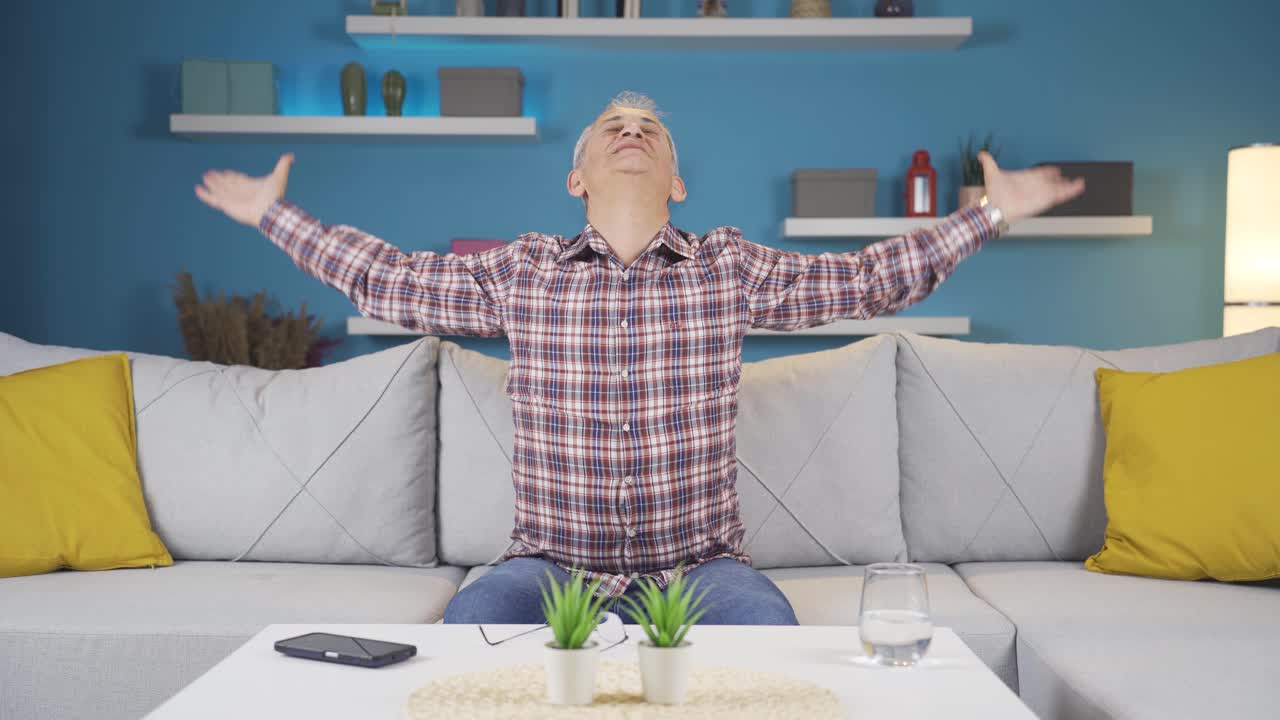 그 남자는 기 ⁇ 하고 있습니다.