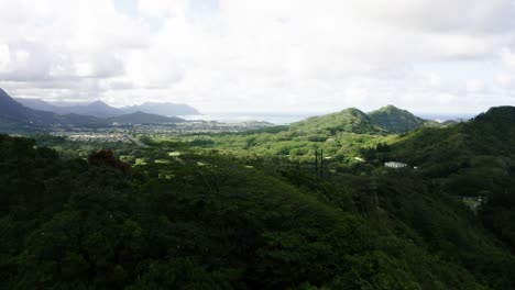 Drohnenaufnahme-über-Hawaiis-Pali-Highway-Zeigt,-Wie-Isoliert-Der-Wald-Im-Landesinneren-Ist