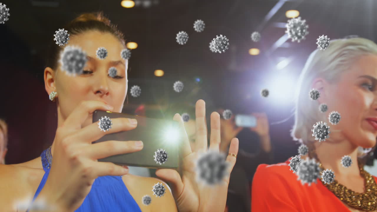 células covid-19 contra un grupo de personas que usan teléfonos inteligentes