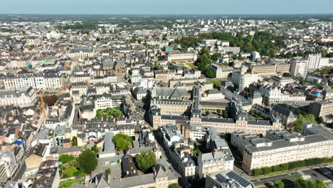 Sonniges-Stadtzentrum-Von-Rennes,-Luftstadtbild---Umlaufbahn