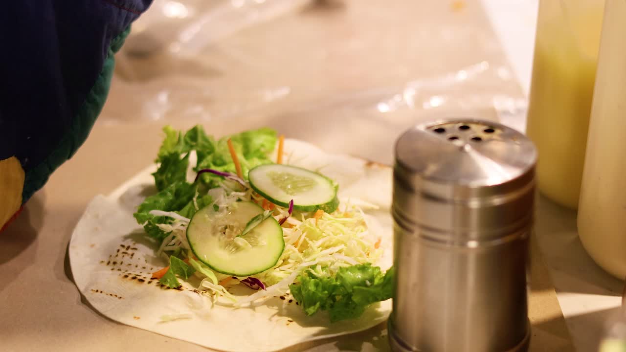 채소 와 소스 로 신선 한 케 을 만드는 것