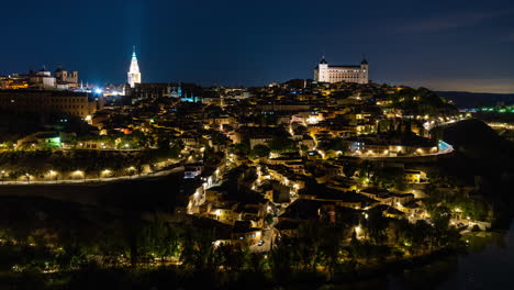 close-up nocturno de la ciudad imperial de toledo, españa