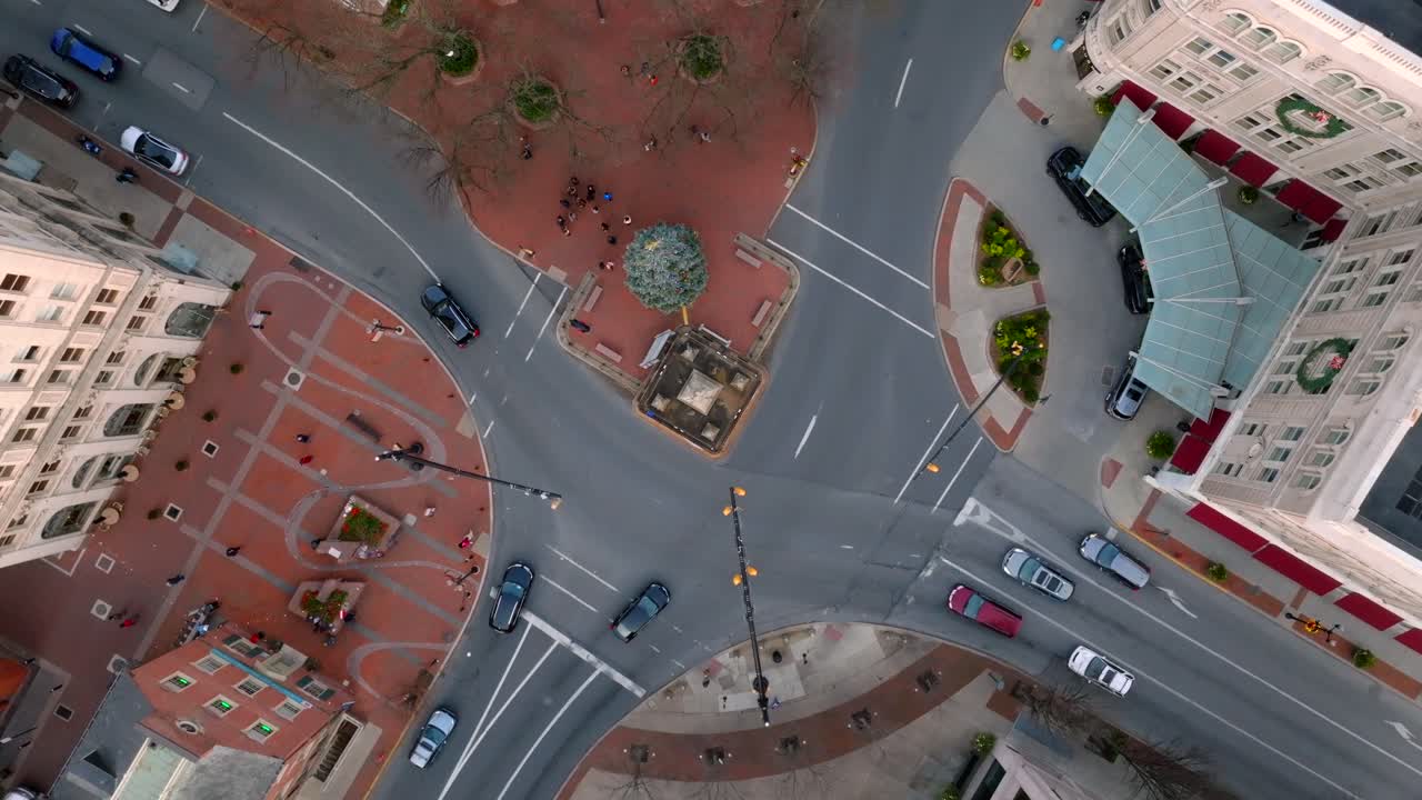 toma en órbita de arriba hacia abajo de la plaza de la ciudad