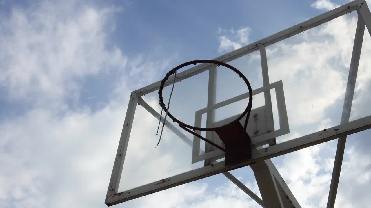 el dramático fondo de nubes en movimiento de un anillo de baloncesto