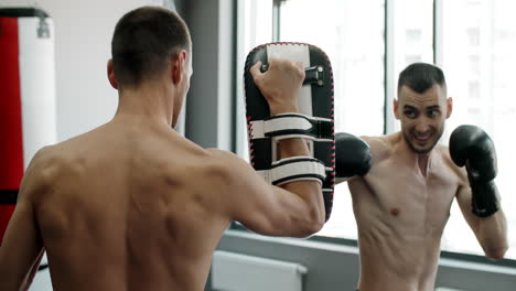 sesión de entrenamiento de boxeo y kickboxing
