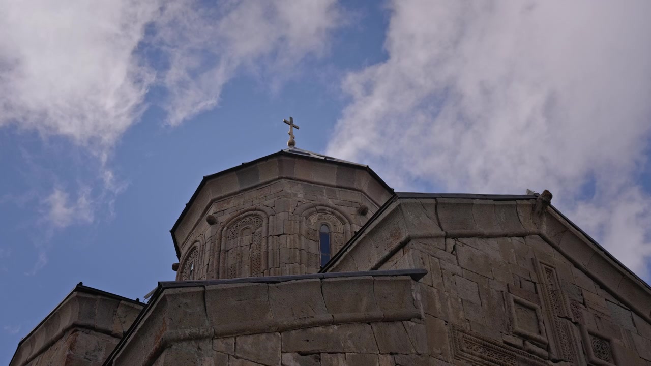 Skyer i bevegelse over kirken, timelapse