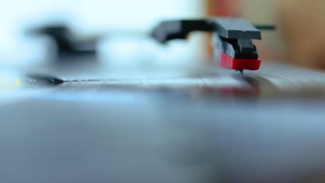 aguja girando sobre un disco de vinilo en un gramófono antiguo