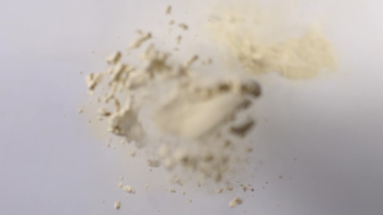 흰색 배경에 대해 공기 중에 있는 노란색 소프트 펄버