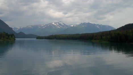 Imágenes-Aéreas-De-Drones-De-4k-De-Aguas-Abiertas-Frente-Al-Río-Y-Montañas-En-Alaska-Durante-El-Verano