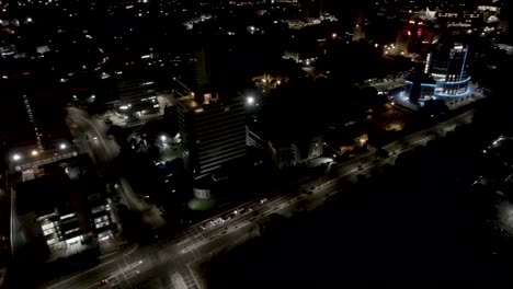 Vista-Nocturna-De-Accra-Revelación-De-La-Ciudad-Con-Toma-En-órbita